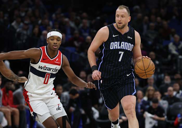 Orlando Magic forward Joe Ingles (7) gets around Washington Wizards rookie Bilal Coulibaly (0)
